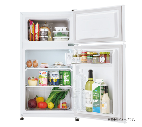 ハイアール JR-9A の扉を開けた写真。上段が冷凍室で、冷凍食品の袋や保存容器が入っている。下段が冷蔵室で、棚に飲料や食品が並び、いちばん下の引き出し式ケースに野菜が入っている。扉のポケットにはペットボトルや紙パックが入っている。写真の右下に「※画像はイメージです。」と記載がある。
